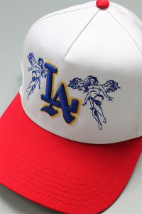 <img class='new_mark_img1' src='https://img.shop-pro.jp/img/new/icons16.gif' style='border:none;display:inline;margin:0px;padding:0px;width:auto;' />SWORN TO US CITY OF ANGELS SNAP BACK CAP【WHT/RED/BLU】