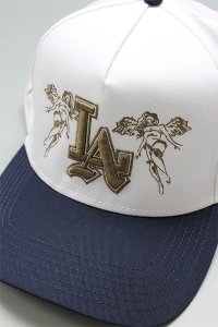 <img class='new_mark_img1' src='https://img.shop-pro.jp/img/new/icons16.gif' style='border:none;display:inline;margin:0px;padding:0px;width:auto;' />SWORN TO US CITY OF ANGELS SNAP BACK CAP【WHT/NVY/BRZ】