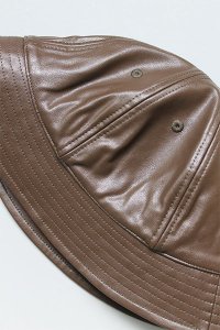 <img class='new_mark_img1' src='https://img.shop-pro.jp/img/new/icons16.gif' style='border:none;display:inline;margin:0px;padding:0px;width:auto;' />re:new PU LEATHER CREW HAT【BRN】