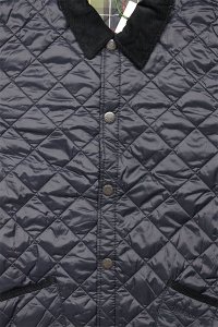 <img class='new_mark_img1' src='https://img.shop-pro.jp/img/new/icons16.gif' style='border:none;display:inline;margin:0px;padding:0px;width:auto;' />Barbour QUILTED LONG JACKET【NVY】