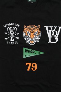 <img class='new_mark_img1' src='https://img.shop-pro.jp/img/new/icons16.gif' style='border:none;display:inline;margin:0px;padding:0px;width:auto;' />WOODBLOCK TIGER PENNANT S/S TEE【BLK】