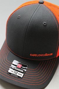 <img class='new_mark_img1' src='https://img.shop-pro.jp/img/new/icons16.gif' style='border:none;display:inline;margin:0px;padding:0px;width:auto;' />GRUNDENS LOGO TRUCKER CAP【CHA/ORG】