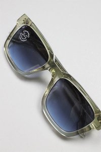 <img class='new_mark_img1' src='https://img.shop-pro.jp/img/new/icons16.gif' style='border:none;display:inline;margin:0px;padding:0px;width:auto;' />KOMONO SUNGLASS BOBBY CLEAR/BLUE