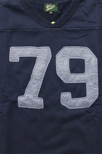 <img class='new_mark_img1' src='https://img.shop-pro.jp/img/new/icons16.gif' style='border:none;display:inline;margin:0px;padding:0px;width:auto;' />WOODBLOCK 79 FELT PATCHED PIGMENT FOOTBALL SWEATNVY