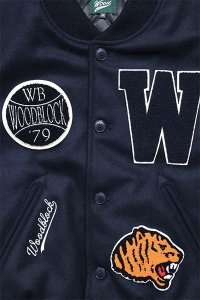 <img class='new_mark_img1' src='https://img.shop-pro.jp/img/new/icons16.gif' style='border:none;display:inline;margin:0px;padding:0px;width:auto;' />WOODBLOCK CHENILLE PATCHED MELTON VARSITY JACKETNAVY