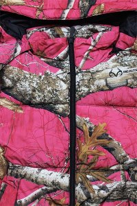 <img class='new_mark_img1' src='https://img.shop-pro.jp/img/new/icons16.gif' style='border:none;display:inline;margin:0px;padding:0px;width:auto;' />THE VERY WARM REALTREE PUFFER JACKET【PINK CAMO】