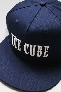 <img class='new_mark_img1' src='https://img.shop-pro.jp/img/new/icons16.gif' style='border:none;display:inline;margin:0px;padding:0px;width:auto;' />ICE CUBE OFFICAL SNAP BACK CAPNVY/WHT