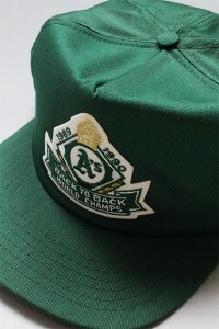 <img class='new_mark_img1' src='https://img.shop-pro.jp/img/new/icons16.gif' style='border:none;display:inline;margin:0px;padding:0px;width:auto;' />DEADSTOCK SNAP BACK CAP ATHLETICS 02GRN