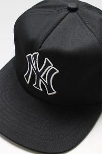 MONDAYSUCK CHAINSTITCH SNAP BACK CAP YANKEESBLK