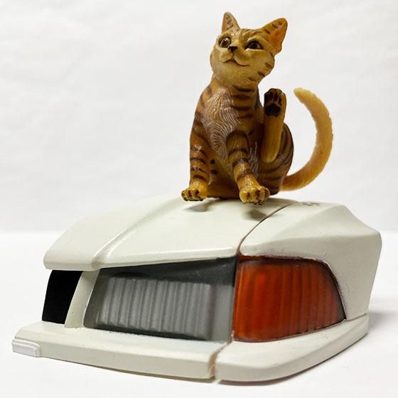 ユージン SR 猫 ボンネットの上で