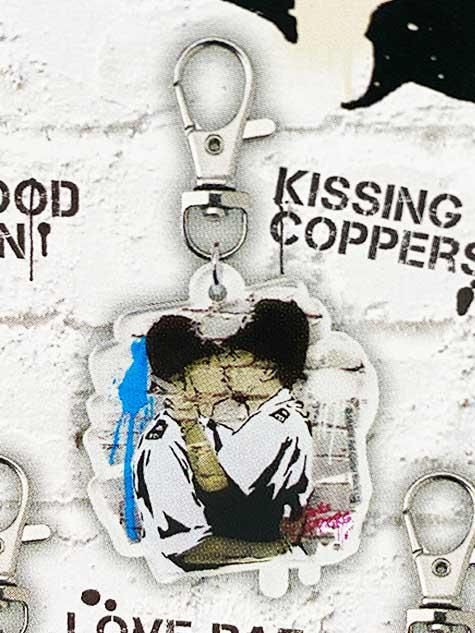 タカラトミーアーツ　BANKSY'S GRAFFITI アクリルキーホルダー　KISSING COPPERS　バンクシー