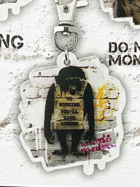 タカラトミーアーツ　BANKSY'S GRAFFITI アクリルキーホルダー　DO NOTHING MONKEY SIGN　バンクシー