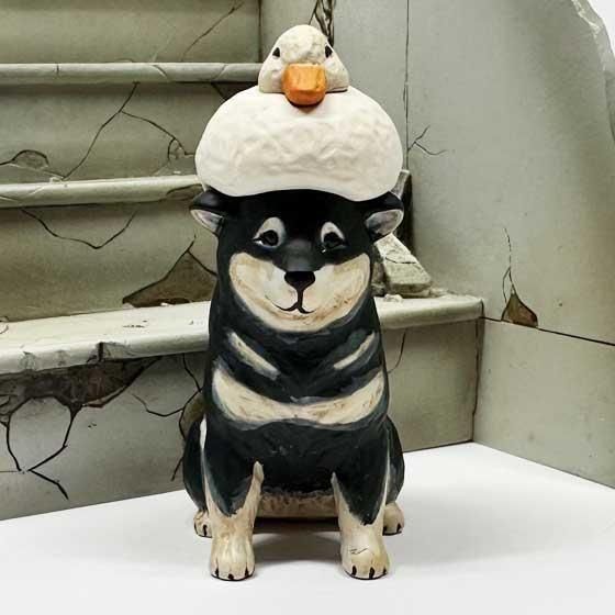 キタンクラブ あかねの木彫り アヒルと犬 柴犬（黒柴）