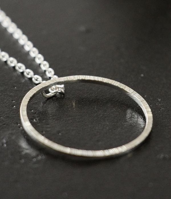 <img class='new_mark_img1' src='https://img.shop-pro.jp/img/new/icons5.gif' style='border:none;display:inline;margin:0px;padding:0px;width:auto;' />【maruco】 maru NECKLACE(彫)