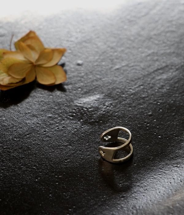 <img class='new_mark_img1' src='https://img.shop-pro.jp/img/new/icons5.gif' style='border:none;display:inline;margin:0px;padding:0px;width:auto;' />【D&D + maruco】 CROSS EAR CUFF