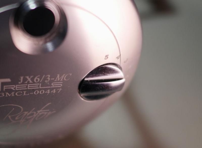 ベイトリール:ジギングと投げ釣り:HX5/2 MC RAPTOR 左ハンドル