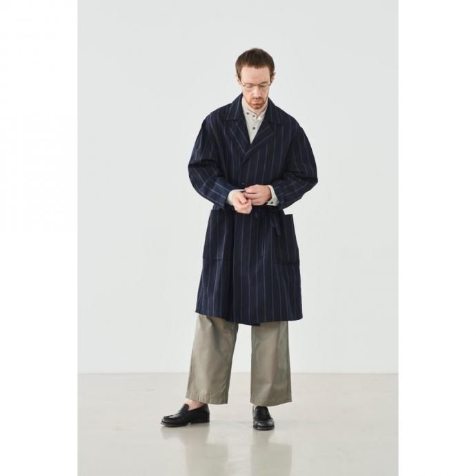 157624328 STILL BY HAND / CO02211 オリジナルストライプ素材 ガウンコート - Navy Stripe<img class='new_mark_img2' src='https://img.shop-pro.jp/img/new/icons47.gif' style='border:none;display:inline;margin:0px;padding:0px;width:auto;' /> 02