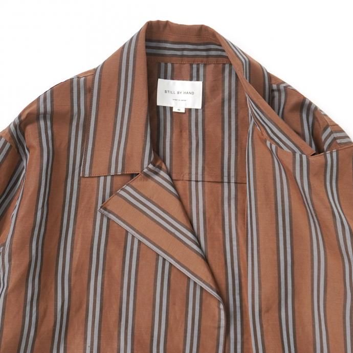 157624345 STILL BY HAND / CO02211 オリジナルストライプ素材 ガウンコート - Brown Stripe 02