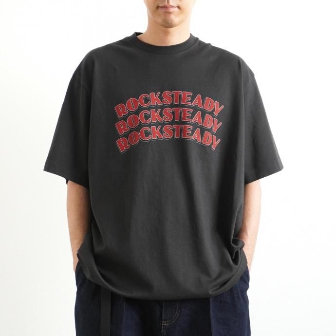 157870201 blurhms ROOTSTOCK / ROCKSTEADY Tee BIG ROOTS2119S21-A - InkBlack x Red ロックステディTシャツ インクブラック<img class='new_mark_img2' src='https://img.shop-pro.jp/img/new/icons47.gif' style='border:none;display:inline;margin:0px;padding:0px;width:auto;' /> 02