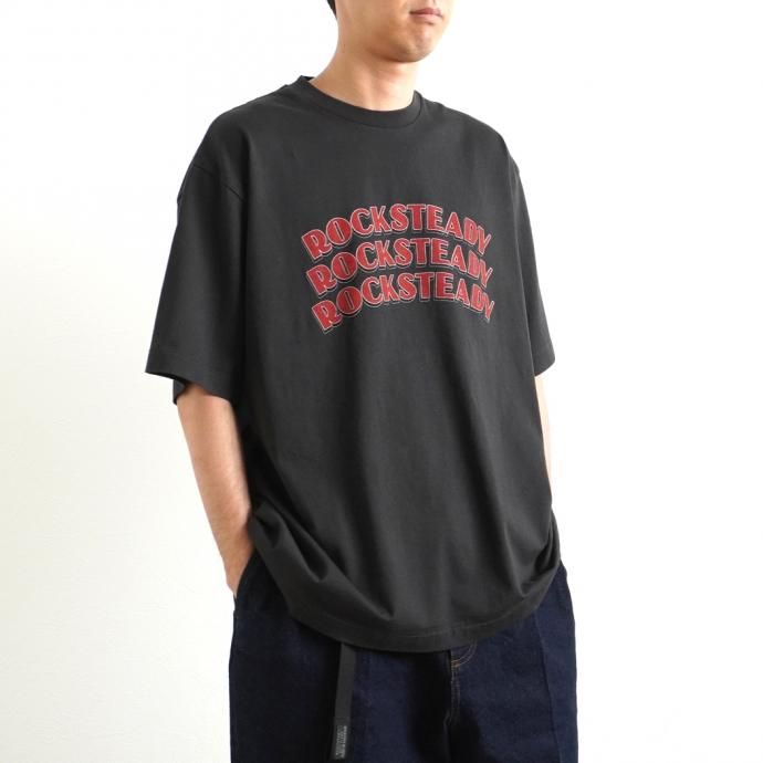 157870201 blurhms ROOTSTOCK / ROCKSTEADY Tee BIG ROOTS2119S21-A - InkBlack x Red ロックステディTシャツ インクブラック<img class='new_mark_img2' src='https://img.shop-pro.jp/img/new/icons47.gif' style='border:none;display:inline;margin:0px;padding:0px;width:auto;' /> 02