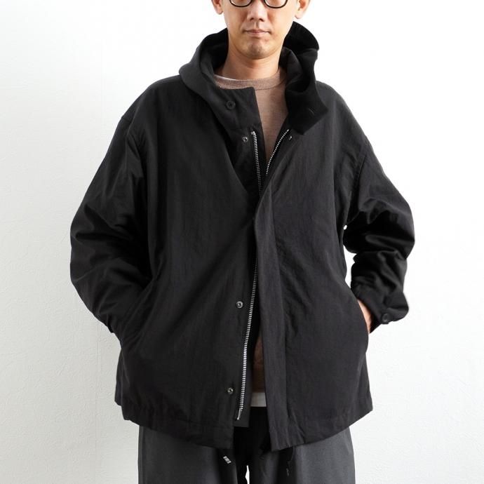 162988102 STILL BY HAND / BL01213 ナイロン フーデッドブルゾン - Ink Black<img class='new_mark_img2' src='https://img.shop-pro.jp/img/new/icons47.gif' style='border:none;display:inline;margin:0px;padding:0px;width:auto;' /> 02