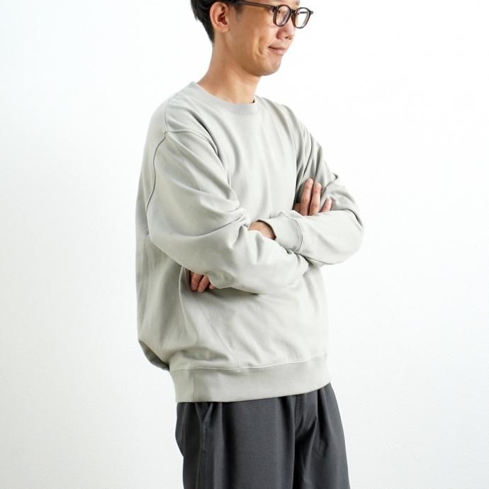 162988593 STILL BY HAND / CS01213 クルーネックスウェット - Sage<img class='new_mark_img2' src='https://img.shop-pro.jp/img/new/icons47.gif' style='border:none;display:inline;margin:0px;padding:0px;width:auto;' /> 02