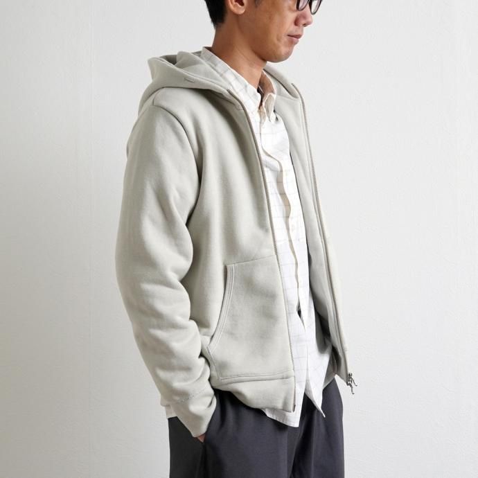 163376231 STILL BY HAND / CS00213 ジップフロント 度詰めスウェットパーカー - Sage 02