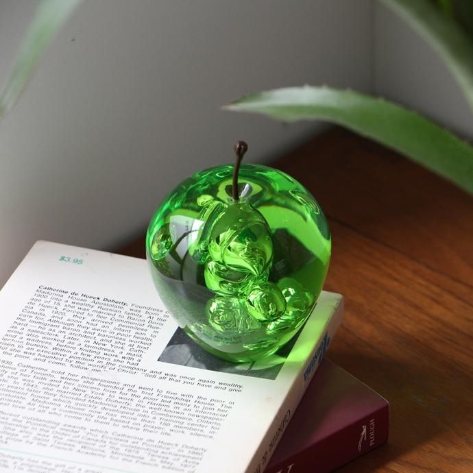 169600029 Apple - Green アップル アクリルペーパーウェイト グリーン<img class='new_mark_img2' src='https://img.shop-pro.jp/img/new/icons47.gif' style='border:none;display:inline;margin:0px;padding:0px;width:auto;' /> 02