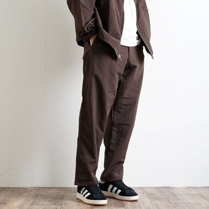 SMOKE T ONE / SHELLED NYLON TROUSERS - Brown スモークトーン