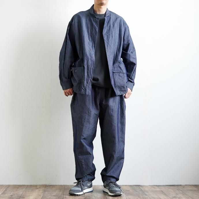 173501223 STILL BY HAND / BL06231 - INDIGO BLUE ペーパーシャンブレー スタンドカラージャケット 02