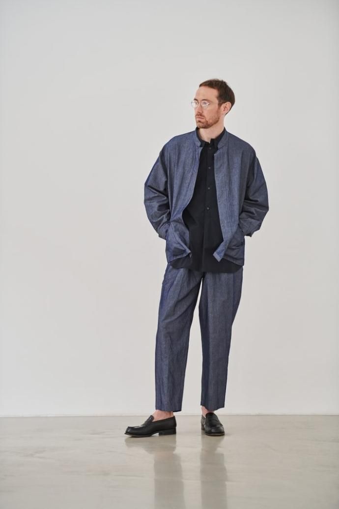 173501223 STILL BY HAND / BL06231 - INDIGO BLUE ペーパーシャンブレー スタンドカラージャケット 02