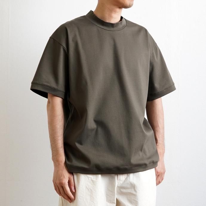 174485179 STILL BY HAND / CS02232 - KHAKI スタンドカラーTシャツ 02