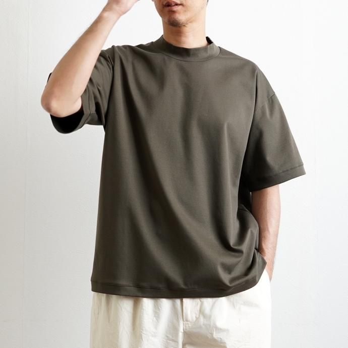 174485179 STILL BY HAND / CS02232 - KHAKI スタンドカラーTシャツ 02