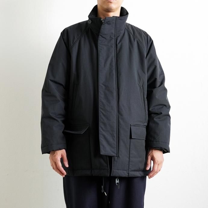 177320729 STILL BY HAND / CO02233 - BLACK シンサレートパデッド ナイロンハーフコート<img class='new_mark_img2' src='https://img.shop-pro.jp/img/new/icons47.gif' style='border:none;display:inline;margin:0px;padding:0px;width:auto;' /> 02