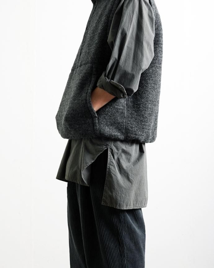 177736136 STILL BY HAND / VE02234 - CHARCOAL ウールパイル プルオーバーベスト 02
