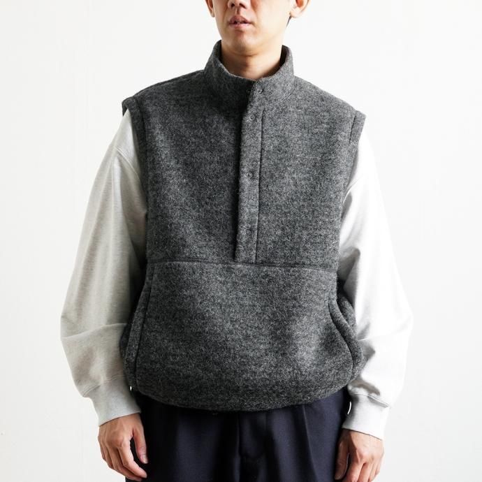 177736136 STILL BY HAND / VE02234 - CHARCOAL ウールパイル プルオーバーベスト 02