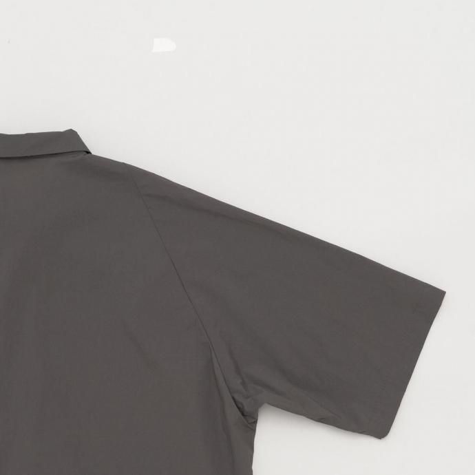 186582699 STILL BY HAND / SH01252 - CHARCOAL BROWN ナイロン 変形ラグランスリーブ半袖シャツ 02