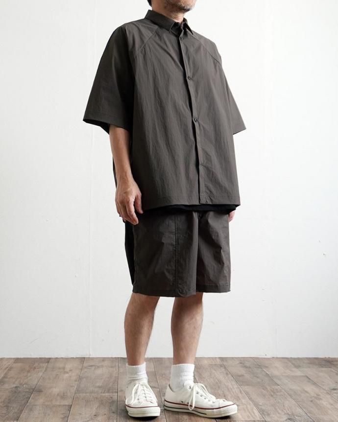 186582699 STILL BY HAND スティルバイハンド / SH01252 - CHARCOAL BROWN ナイロン 変形ラグランスリーブ半袖シャツ 02