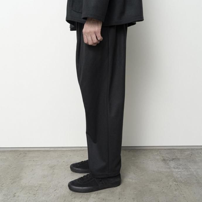 188522911 STILL BY HAND スティルバイハンド / CS04253 - CHARCOAL ウールジャージー 2タックパンツ 02