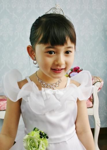 豪華な白い子供ドレス 子供ドレス発表会なら Lovely Grace 豪華な白い子供ドレス 子供ドレス発表会なら Lovely Grace