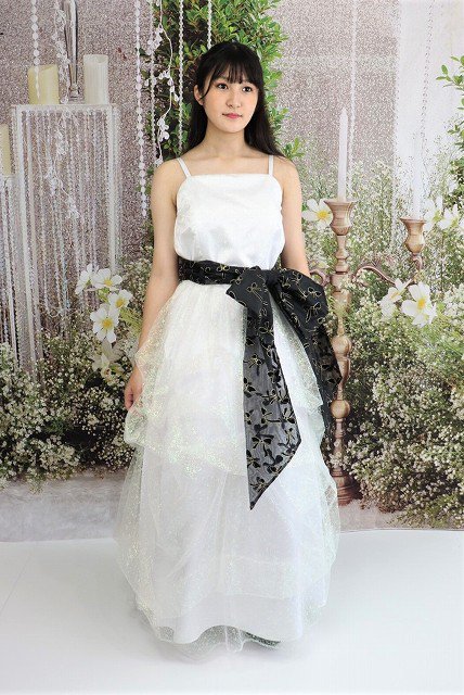 キラキラチュールの豪華なふんわり白いドレス
