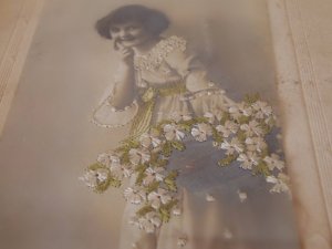 デンマーク 古い少女の写真に刺繍　額入り 刺繍アンティークアートピクチャー