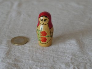 ヴィンテージ 赤いショールを頭からかぶった マトリョーシカ 末っ子・VINTAGE OLD Matyoshka Russian nesting doll