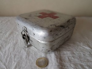 ハンガリー アルミ ティン ファーストエイド 救急 ボックス 小 正方形 1・hungary almium tin car first aid