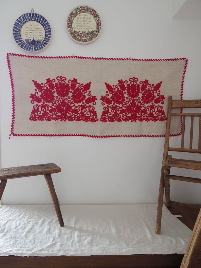 ハンガリー 刺繍 イーラーショシュ テーブルランナー タペストリー 赤 