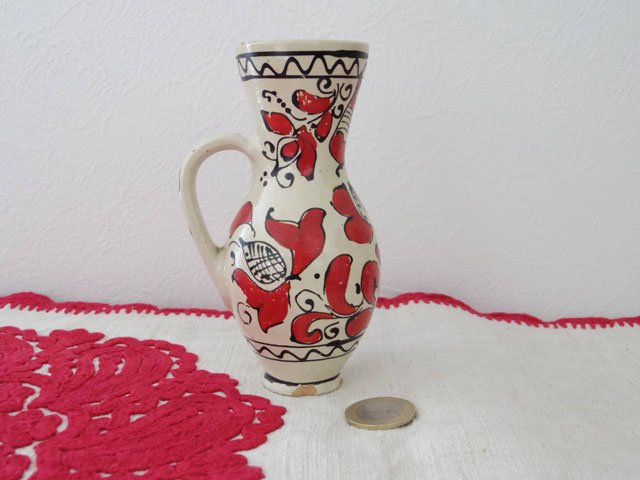 ルーマニア コロンド村の陶器の小さな花瓶 水差し 赤2・Romania Korond pottery vase small tall red 2-  ～ヨーロッパ 蚤の市～ 西欧 東欧 雑貨 ピーパチ アンティーク PIPACS ANTIQUES