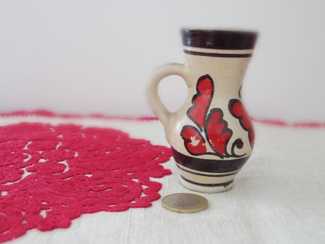 ルーマニア コロンド村の陶器の小さな花瓶 水差し ミニ 赤・Romania Korond pottery vase small red- ～ヨーロッパ  蚤の市～ 西欧 東欧 雑貨 ピーパチ アンティーク PIPACS ANTIQUES