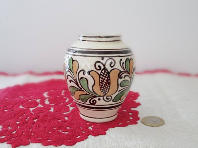 ルーマニア コロンド村の陶器の小さな花瓶 ぷっくり ベージュ・Romania Korond pottery vase round beige-  ～ヨーロッパ 蚤の市～ 西欧 東欧 雑貨 ピーパチ アンティーク PIPACS ANTIQUES