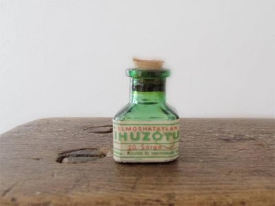 ハンガリー 緑色のガラス 小さなインク瓶 文房具・Hungary green glass ink bottle mini