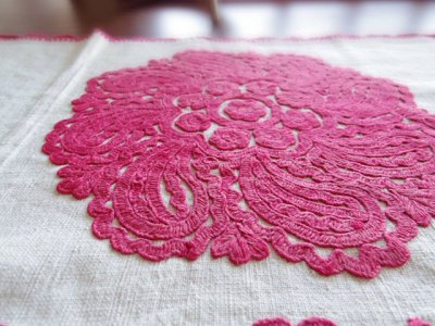 ルーマニア カロタセグ セーク村 イーラーショシュ 刺繍 回転するバラ 赤  198x42 Romania irasos enbroidery rose